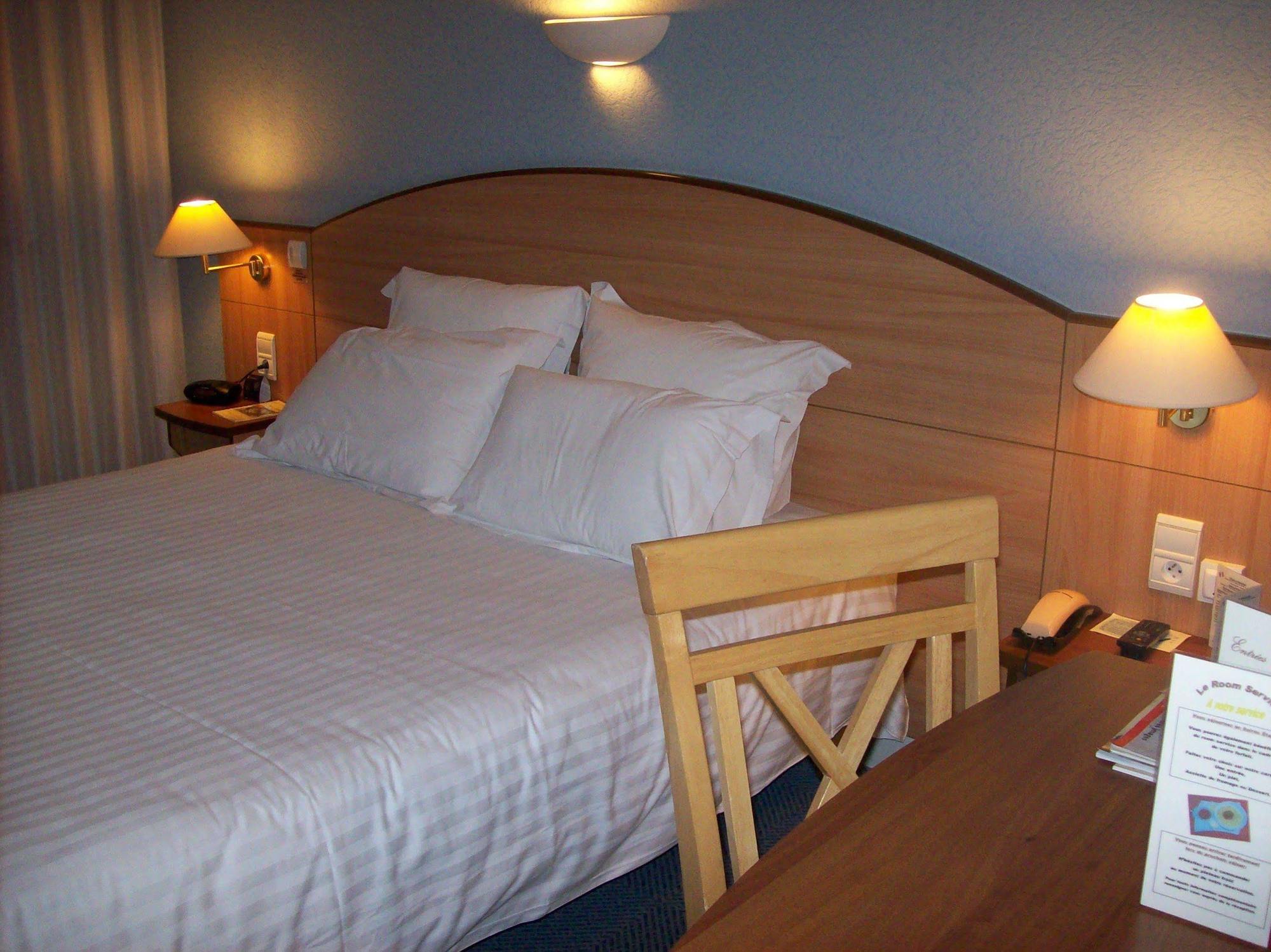 Logis Hotel Maison Carree Restaurant O Carre Dart Mereville  Екстер'єр фото